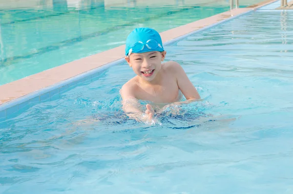 Jongen gelukkig bij zwembad — Stockfoto