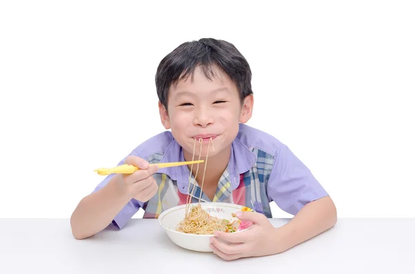 Giovane ragazzo mangiare tagliatelle da bastone chob — Foto Stock