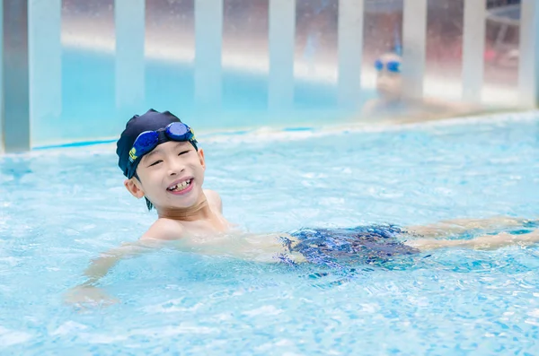 Lycklig pojke vid pool — Stockfoto