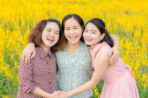 Moeder en haar dochter op het veld van de bloem — Stockfoto