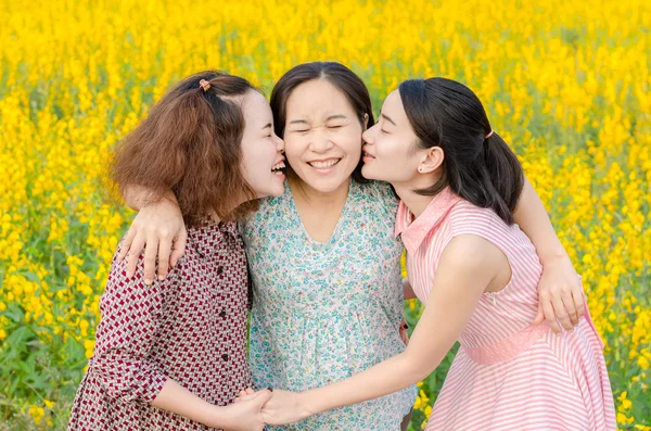 Meisjes kussen hun moeder — Stockfoto