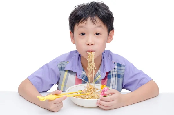 Ragazzo mangiare tagliatelle da chob bastone — Foto Stock