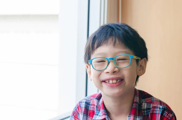 Retrato de menino sorridente — Fotografia de Stock