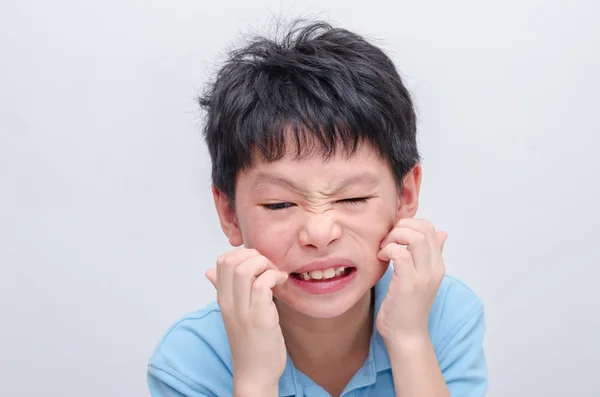 Menino coçando seu rosto alergia — Fotografia de Stock