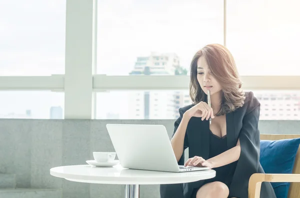 Belle femme d'affaires travaillant au bureau — Photo