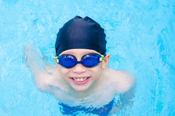 Lycklig pojke vid pool — Stockfoto