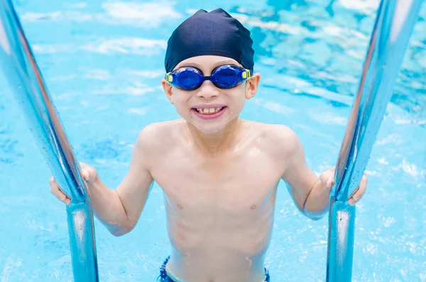 Lycklig pojke vid pool — Stockfoto