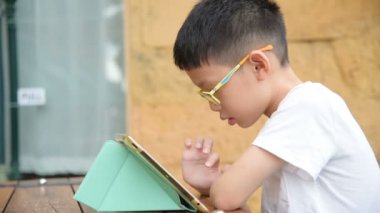 tablet bilgisayarda oyun oynamak çocuk