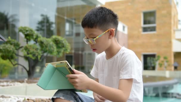 Menino jogando jogos no computador tablet — Vídeo de Stock