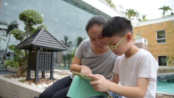 Junge und seine Mutter spielen Spiele auf Tablet-Computer — Stockvideo