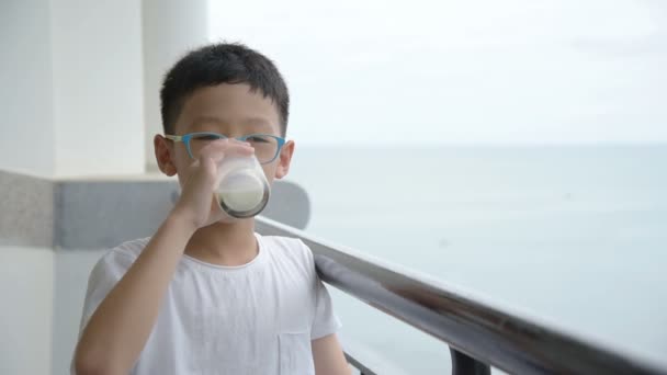 Niño bebiendo un vaso de leche — Vídeo de stock