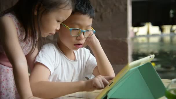 Children using a tablet computer — Stock video