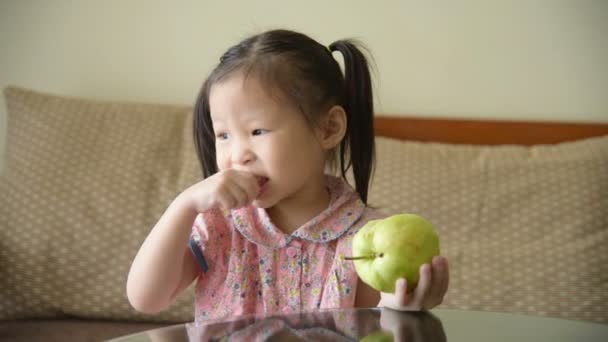 Meisje eten guave-vruchten — Stockvideo