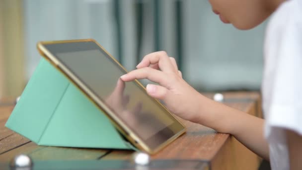 Boy ruka hraje v tabletovém počítači — Stock video