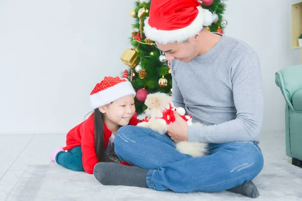 Aziatische Vader Geven Hond Naar Zijn Dochter Voor Kerstcadeau — Stockfoto