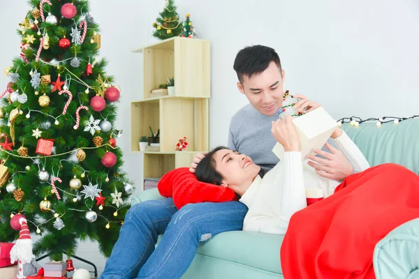 ロマンチックなアジアのカップルで愛感 一緒にクリスマスの前夜に時間を過ごす 家で完璧な関係を楽しんで女性と男性 — ストック写真