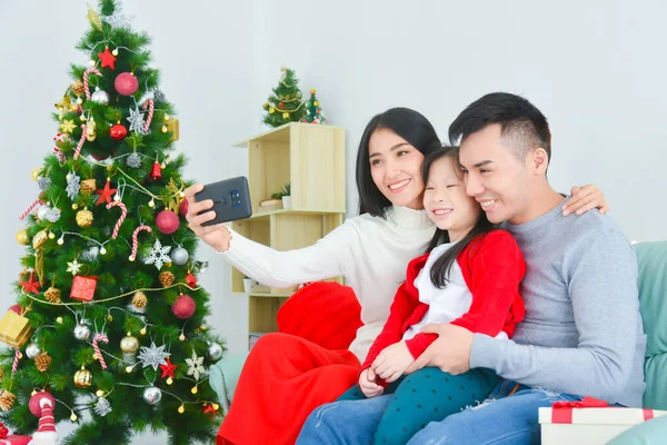 Mooie Aziatische Moeder Vader Dochter Doen Selfie Smartphone Glimlachen Tijdens — Stockfoto