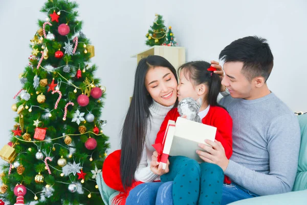Aziatische Moeder Vader Openen Geschenkdoos Met Haar Dochter Bij Kerstboom — Stockfoto
