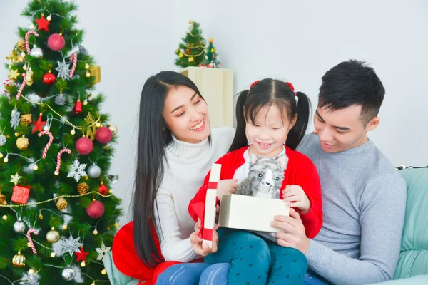 Aziatische Moeder Vader Openen Geschenkdoos Met Haar Dochter Bij Kerstboom — Stockfoto
