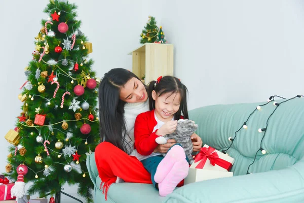 Jonge Aziatische Moeder Openen Geschenkdoos Met Haar Dochter Bij Kerstboom — Stockfoto