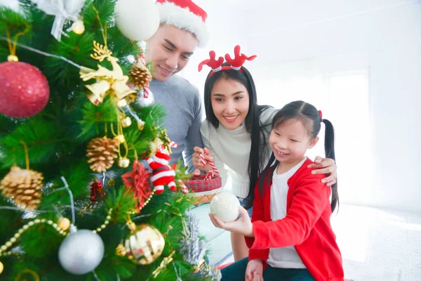 Gelukkig Aziatische Ouders Hun Kleine Dochter Versieren Kerstboom Hun Huis — Stockfoto