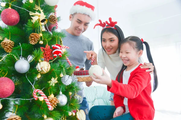 Gelukkig Aziatische Ouders Hun Kleine Dochter Versieren Kerstboom Hun Huis — Stockfoto