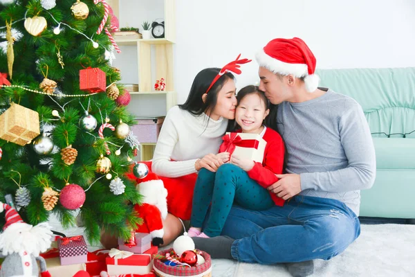 Gelukkig Aziatische Ouders Zoenen Dochter Geven Kerstcadeau Woonkamer Versierd Door — Stockfoto