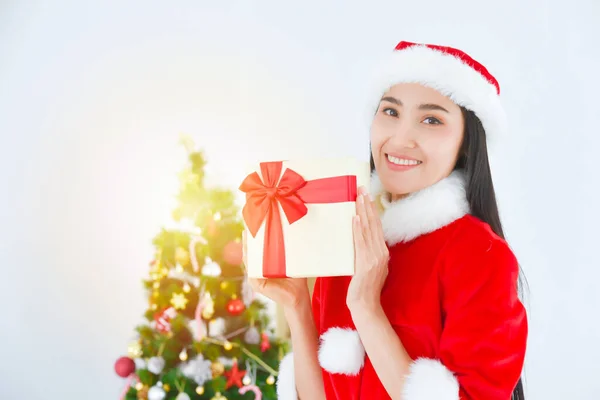 Mooie Aziatische Vrouw Santa Claus Jurk Met Geschenk Doos Glimlacht — Stockfoto