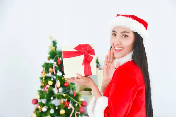 Mooie Aziatische Vrouw Santa Claus Jurk Met Geschenk Doos Glimlacht — Stockfoto