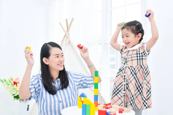 Aziatisch Klein Gelukkig Meisje Spelen Hout Blok Met Haar Moeder — Stockfoto