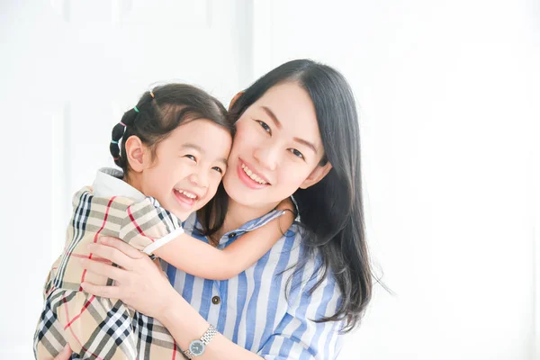 Bonito Menina Asiática Abraçando Sua Mãe Mostrar Amor Carinho Sorrindo — Fotografia de Stock