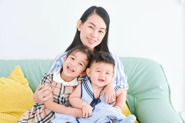 Aziatische Moeder Glimlacht Terwijl Haar Kleine Kind Vasthoudt Haar Dochter — Stockfoto