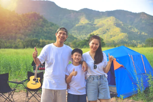 Joven Familia Asiática Mostrando Pulgar Hacia Arriba Camping Padre Madre — Foto de Stock