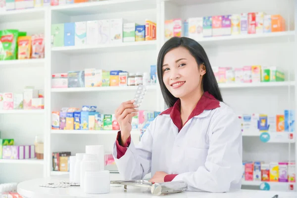 Belle Asiatique Professionnel Les Jeunes Pharmaciens Tenant Médecine Debout Avec — Photo