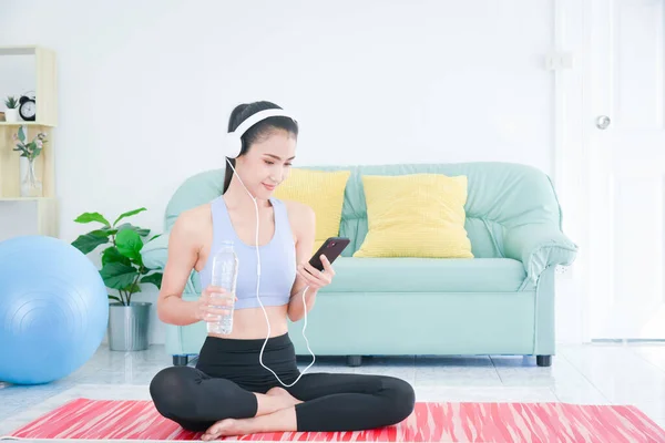 Mujer Joven Deportiva Asiática Sentada Descansar Escuchar Música Través Auriculares — Foto de Stock