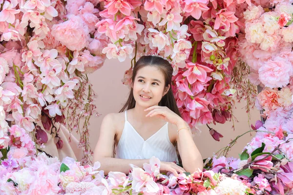 Όμορφη Ασιατική Γυναίκα Φορώντας Λευκό Φόρεμα Κάθεται Όμορφο Ροζ Λουλούδι — Φωτογραφία Αρχείου