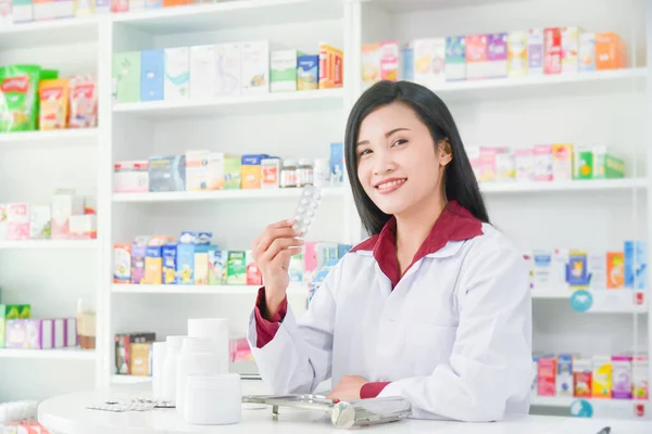 Prachtige Aziatische Professionele Jonge Apothekers Houden Geneeskunde Staan Met Een Stockfoto