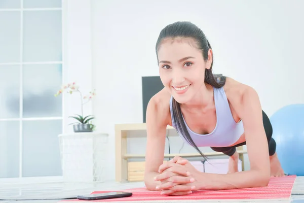 Aziatische Sportieve Jonge Vrouw Doet Oefening Alleen Woonkamer Workout Thuis Rechtenvrije Stockfoto's
