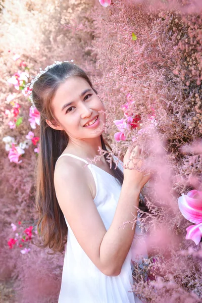 Mooie Aziatische Vrouw Dragen Witte Jurk Staan Met Mooie Roze Stockfoto