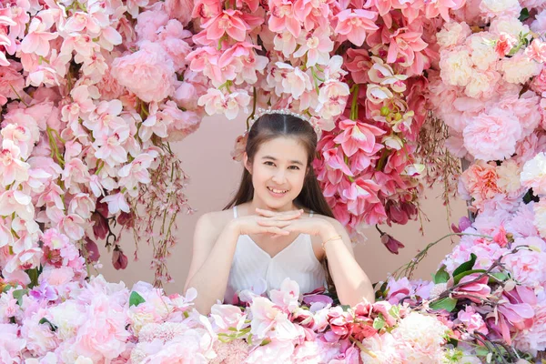 Mooie Aziatische Vrouw Dragen Witte Jurk Zitten Met Mooie Roze Rechtenvrije Stockfoto's