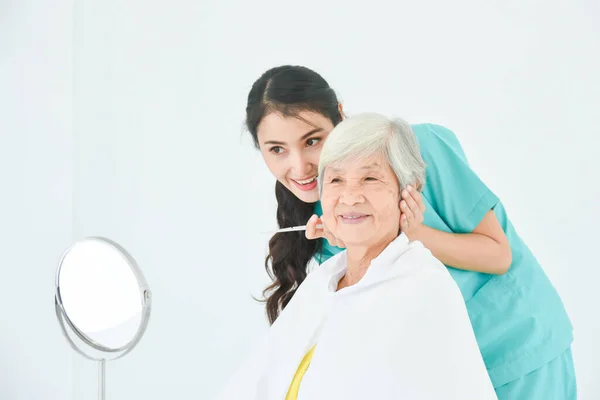 Mooie Verpleegster Knippen Senior Patiënten Haar Pensioen Huis Rechtenvrije Stockafbeeldingen