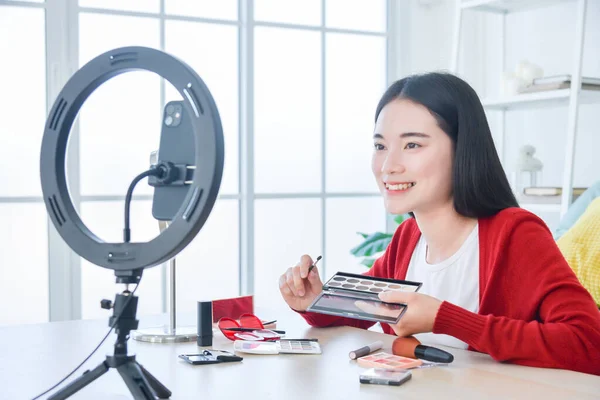 Jong Aziatische Vrouw Make Artiest Schoonheid Vlogger Blogger Opnemen Cosmetische Rechtenvrije Stockafbeeldingen