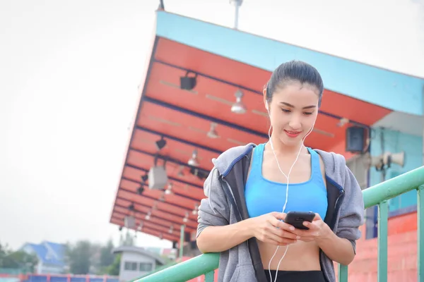 Hermosa Mujer Asiática Ropa Deportiva Escuchando Música Los Auriculares Después — Foto de Stock