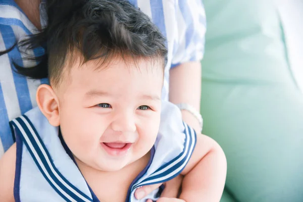 Primer Plano Poco Asiático Chico Sonriendo Imagen de stock