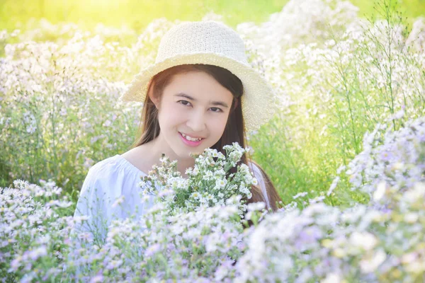Wanita Asia Cantik Duduk Taman Bunga Dan Tersenyum Depan Kamera Stok Lukisan  