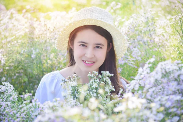 Hermosa Mujer Asiática Sentada Jardín Flores Sonriendo Cámara Imagen De Stock