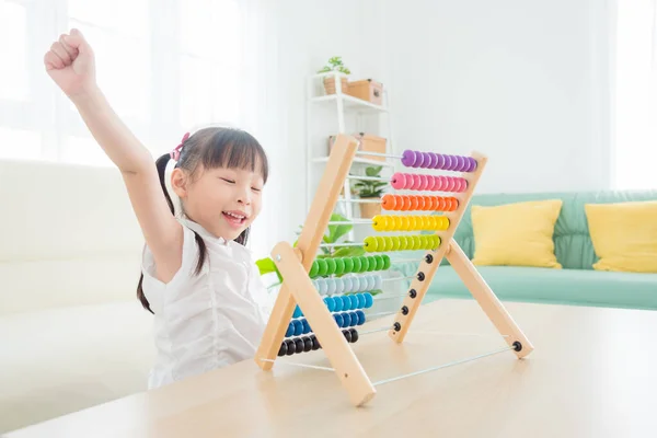 Chica Asiática Bonita Jugando Abacus Madera Casa Concepto Educación Infantil — Foto de Stock