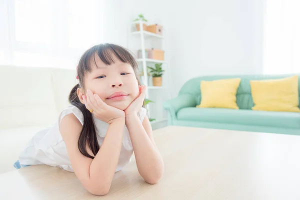 Pouco Menina Asiática Sentado Sozinho Sala Estar Olhando Para Câmera Fotografia De Stock