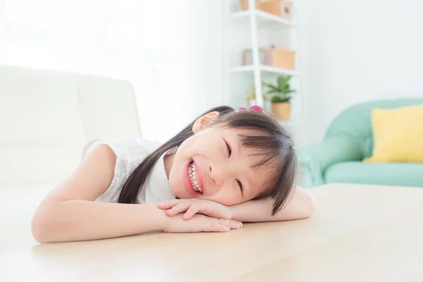 Küçük Asyalı Kız Oturma Odasında Mutlu Bir Şekilde Gülümsüyor - Stok İmaj