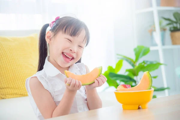 Bonita Chica Asiática Comiendo Melón Casa Comida Saludable Concepto Niño Imagen De Stock